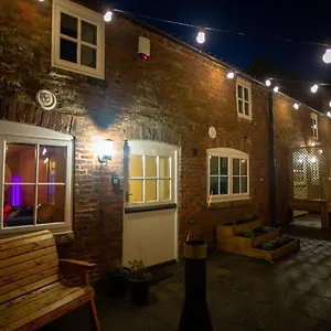 The Stables - Quirky One Bed With Wood Fired Hot Tub Apartment
