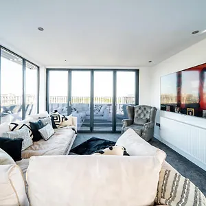 Luxurious 2-bedroom Penthouse With Stunning Glass-wall Views In Town Centre Apartment